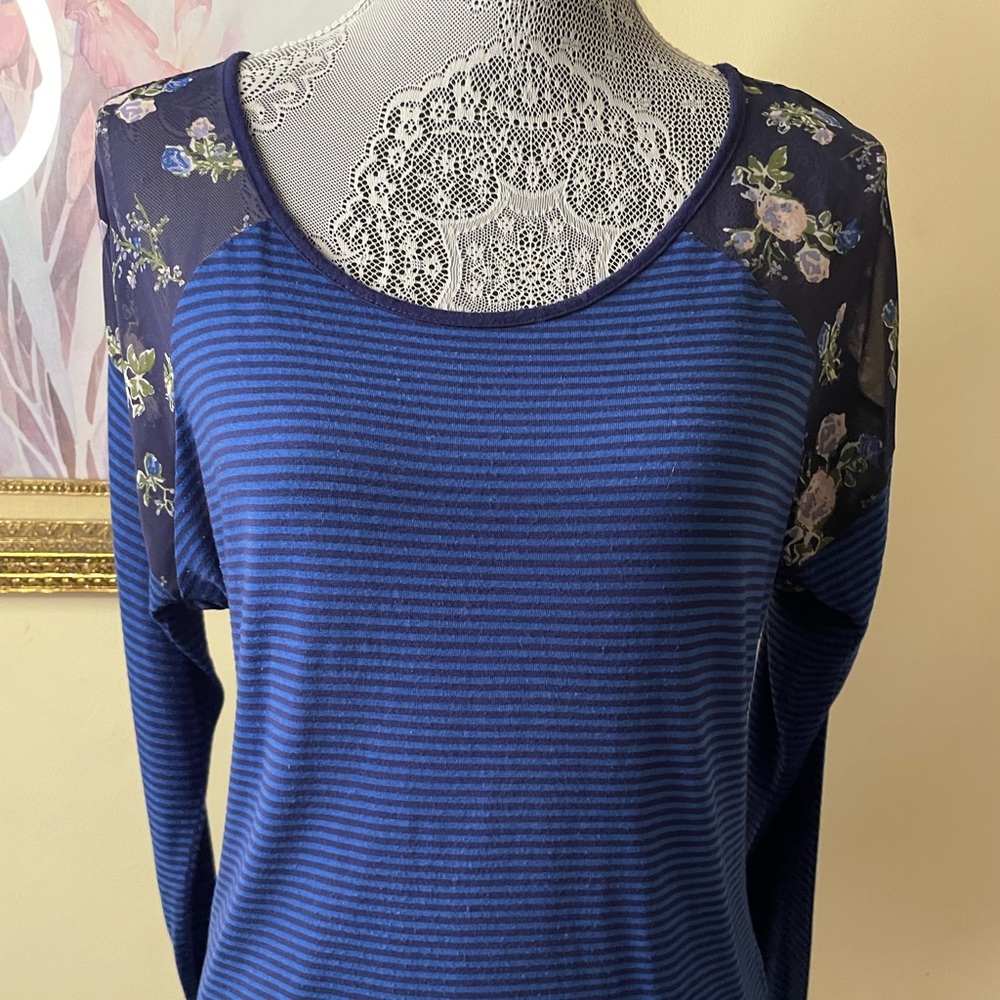 Mudd Women’s top.